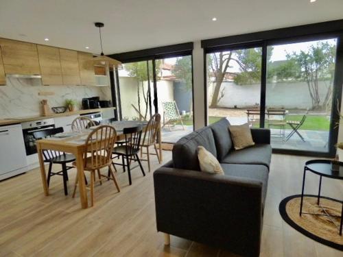 un salon avec un canapé et une table dans l'établissement Séjour à la Mer, à Dives-sur-Mer