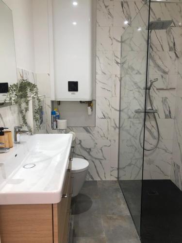 une salle de bain avec toilettes, lavabo et douche dans l'établissement Séjour à la Mer, à Dives-sur-Mer