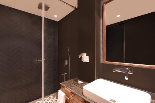 Lemon Tree Hotel, Arpora, Goaにあるバスルーム