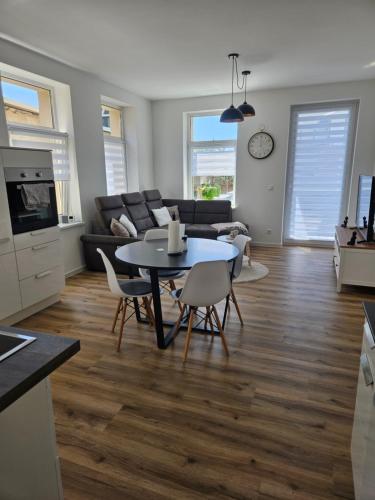 a kitchen and living room with a table and chairs at Ferienwohnung Ramona in Sonneberg