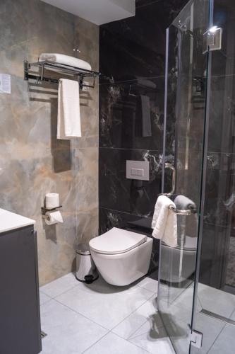 Un baño de Meridian Plaza by Reikartz