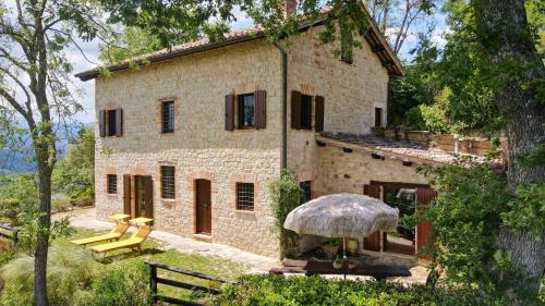 ein großes Steinhaus mitten im Wald in der Unterkunft Ferienhaus für 10 Personen in Penna San Giovanni, Marken Provinz Macerata in Penna San Giovanni