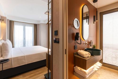 Postel nebo postele na pokoji v ubytování Emilion Hotel