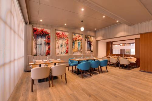 Lemon Tree Hotel, Arpora, Goaにあるレストランまたは飲食店