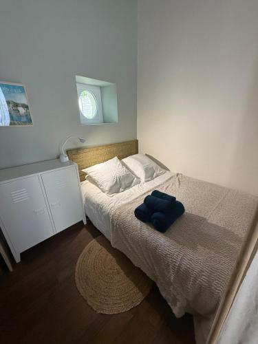 une chambre avec un lit avec un oreiller bleu dessus dans l'établissement Quartier Vieux Tours, Grand studio avec coin chambre, à Tours
