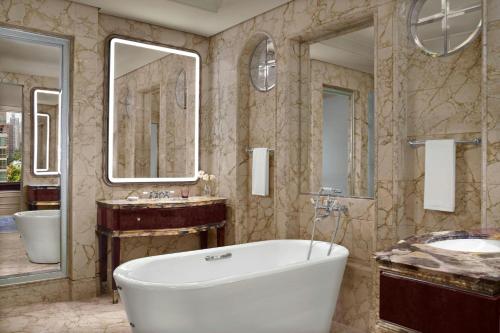 Ένα μπάνιο στο The St. Regis Singapore