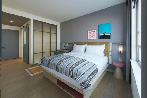 Una cama o camas en una habitación de Moxy Cincinnati Downtown