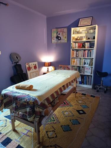 une chambre avec un lit et une étagère dans l'établissement fleur de gaïa chambres d'hôtes, à Mazan