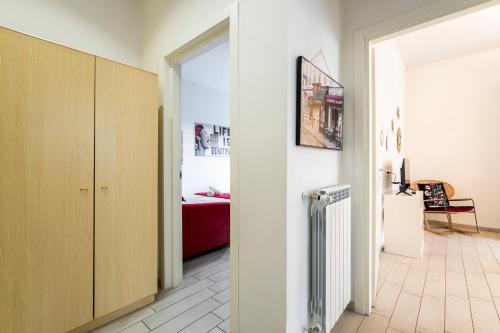 a hallway with a room with a bed at Airport Suite a 15 min centro storico con parcheggio gratuito in Florence