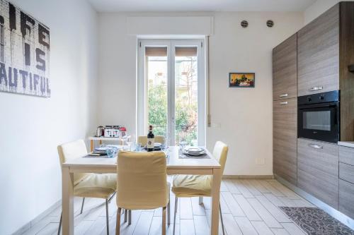 a kitchen with a table and chairs in a room at Airport Suite a 15 min centro storico con parcheggio gratuito in Florence