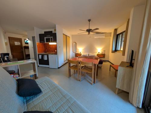 ein Wohnzimmer mit Esstisch und Küche in der Unterkunft Au Châtaignier Corse in Vico