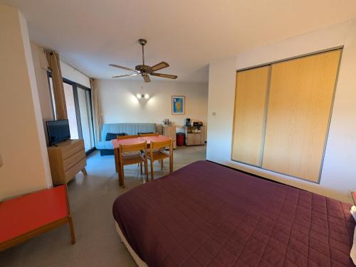 ein Schlafzimmer mit Bett und ein Esszimmer in der Unterkunft Au Châtaignier Corse in Vico