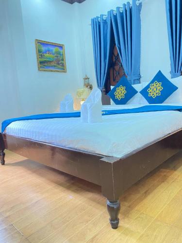 Postel nebo postele na pokoji v ubytování Luangprabang Singharat Place 2