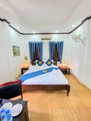 Postel nebo postele na pokoji v ubytování Luangprabang Singharat Place 2
