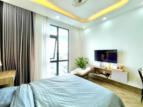 TV a/nebo společenská místnost v ubytování Dr 501 Modern studio with city view and kitchen