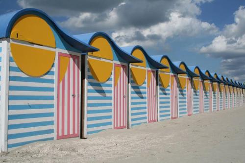 a row of beach huts on the beach at L'appart du Parc Malo in Dunkerque