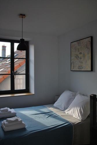 Ce lit se trouve dans un dortoir doté d'une fenêtre et d'un lit sidx sidx. dans l'établissement Charmant T2 Duplex avec Terrasse au bord du Clain, à Poitiers