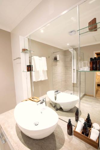 un bagno con una vasca bianca e un lavandino di Mabula Game Lodge a Mabula
