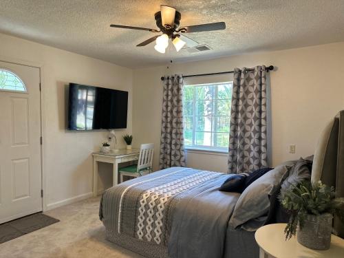 a bedroom with a bed and a ceiling fan at Charming Suite with privacy in Sacramento