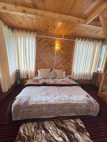 The ISISINGA - A Forest Retreat In Mountainsにあるベッド