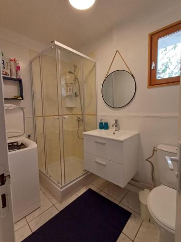 une salle de bain avec une douche, un lavabo et des toilettes dans l'établissement Maison au village de Bormes Les Mimosas, à Bormes-les-Mimosas