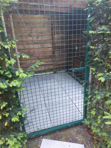 a gate in a garden with a fence at B&B 't zwart peird in Poperinge