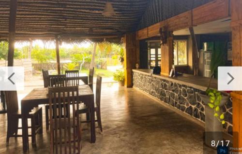 Un restaurante u otro lugar para comer en Not