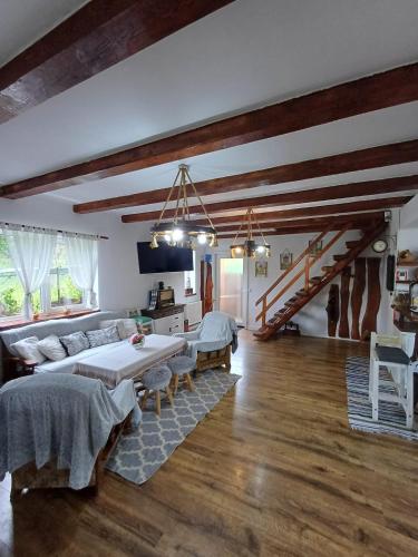 ein Wohnzimmer mit Sofa und Tisch in der Unterkunft Casa Marandy in Sadu