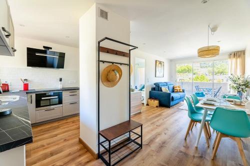 une cuisine et un salon avec une table et des chaises dans l'établissement Cassis - Le Capucine, 4pers, terrasse, classé 3 étoiles, à Cassis