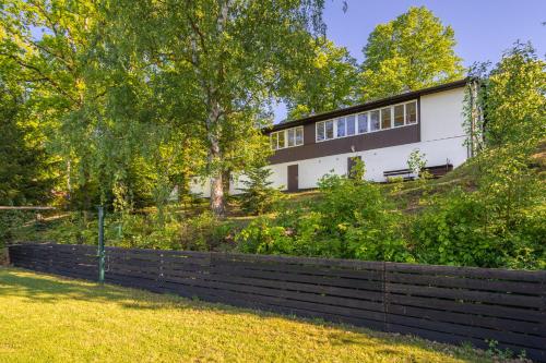 a house on a hill with a fence at Ubytování u Foltýnů - Hracholusky in Pňovany