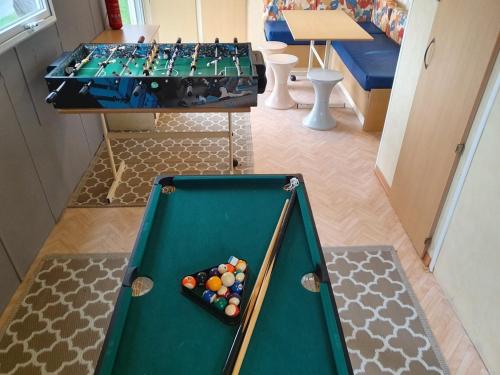 - un billard dans le salon dans l'établissement CAMPING VILLAGE PUYROND Bressuire, à La Celle-sous-Gouzon
