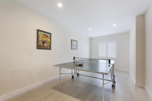 a ping pong table in an empty room at Mojo Surf Yoga House in La Orotava