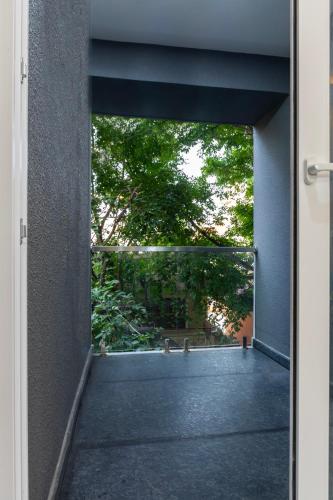 una puerta abierta con vistas a un patio en Buteak Suites BTM Layout, en Bangalore