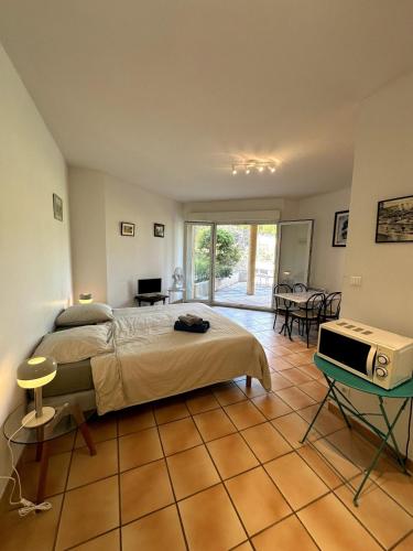 Il comprend une chambre dotée d'un lit et d'une télévision. dans l'établissement Le Cap, à Cassis