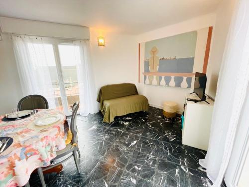 Гостиная зона в French Riviera centre ville plage port balcon panoramique et Clim
