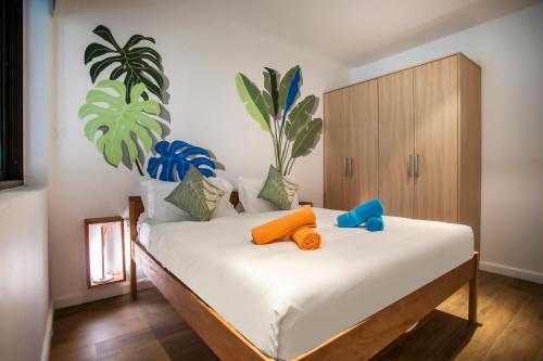 Postel nebo postele na pokoji v ubytování Sunset and Sea Views - Two Bed Apt Central Tamarin