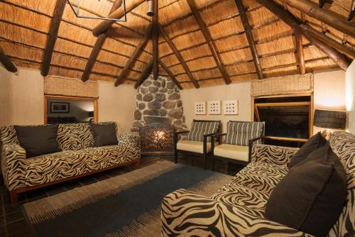 Χώρος καθιστικού στο Tshukudu Bush Lodge