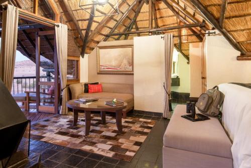Χώρος καθιστικού στο Tshukudu Bush Lodge