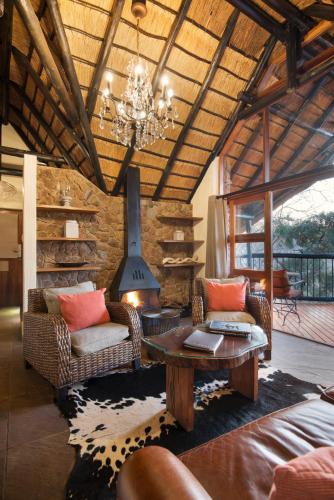 Χώρος καθιστικού στο Tshukudu Bush Lodge