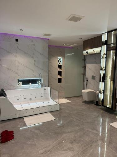 a large bathroom with a tub and a sink at شقق تارا الفندقية in Najran