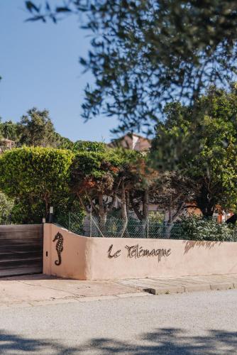 un mur avec les mots « équivalence de glace » écrits dessus dans l'établissement Résidence le Télémaque, à Conca