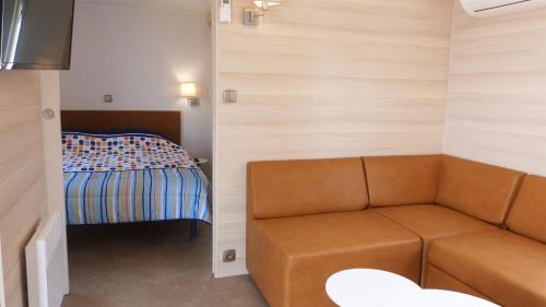 Giường trong phòng chung tại Camping le Méditerranée