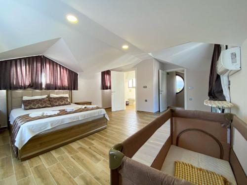Un dormitorio grande con una cama grande en una habitación. en OZALP VILLA C, en Fethiye