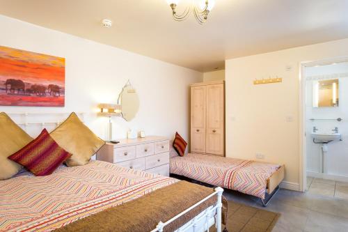 a bedroom with two beds and a sink at Arden Park Ensuite Rooms in Stratford-upon-Avon