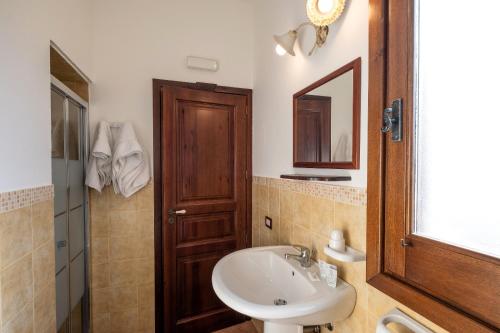 Ένα μπάνιο στο Ai Dammusi Rooms