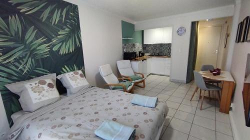 une chambre avec un grand lit et une cuisine dans l'établissement Studio 1 Cannes 20' walk Palais WiFi, à Cannes