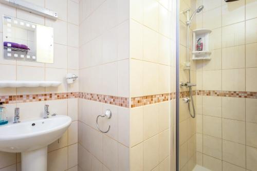 a bathroom with a sink and a shower at Arden Park Ensuite Rooms in Stratford-upon-Avon