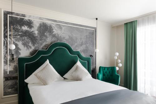 a bedroom with a bed with a green headboard at Schloßhotel Althörnitz in Bertsdorf