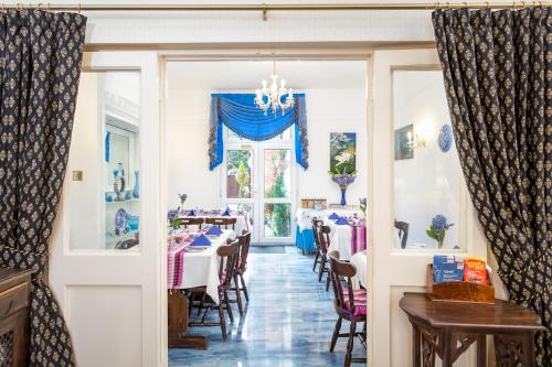 une salle à manger avec des tables et des chaises ainsi qu'un lustre dans l'établissement Arden Park Ensuite Rooms, à Stratford-upon-Avon