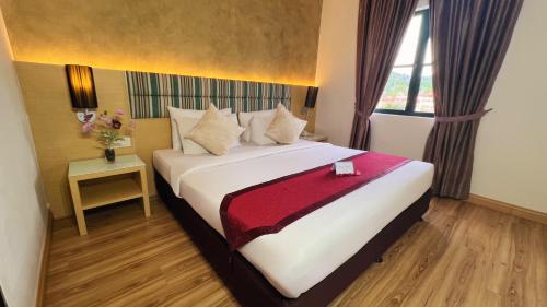 Un ou plusieurs lits dans un hébergement de l'établissement Bella Vista Waterfront Resort, Kuah Langkawi